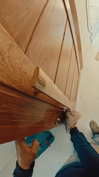 Madeira + Gold = Combinação de respeito 💛🌳 Instalação de puxador Gold na porta de madeira — aquele detalhe que… — Moté Construções (30/09/2025)